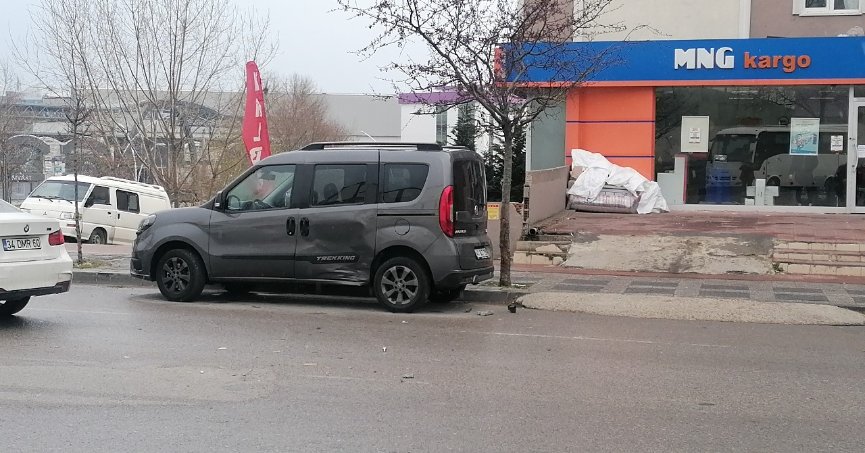 Gebze'de otomobil ile hafif ticari araç çarpıştı: 1 yaralı