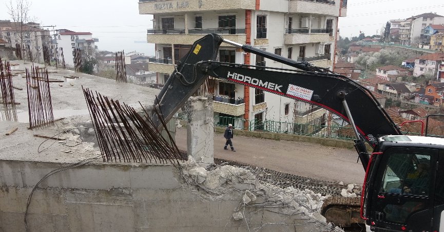 Kirişlerin toprakla doldurulduğu iddia edilmişti, yıkımına başlandı