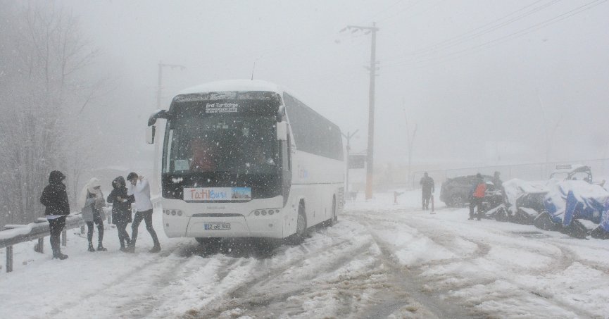 Kartepe’de kar aniden bastırınca araçlar zirveye çıkamadı