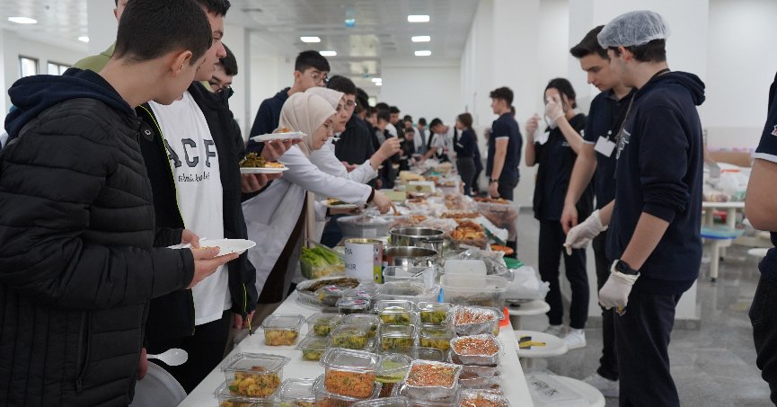 Veliler el emekleriyle yaptı, öğrenciler depremzedeler için satıyor