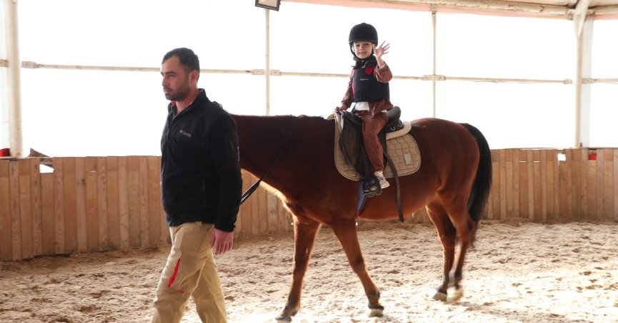 Kocaelili çocukların atlarla dostluğu