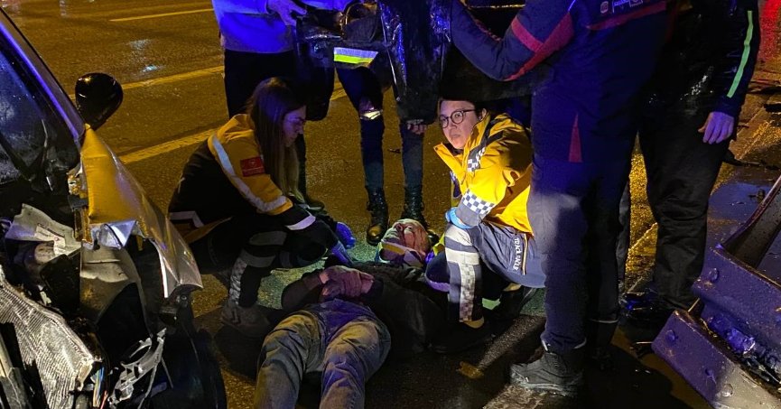 Kocaeli'de otomobil demir bariyerlere çarptı, vatandaş yaralıyı yağmurdan montuyla korudu