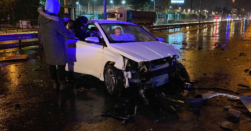 Yol çalışması olan bölgede otomobiliyle beton bariyerlere çarptı: 2 yaralı