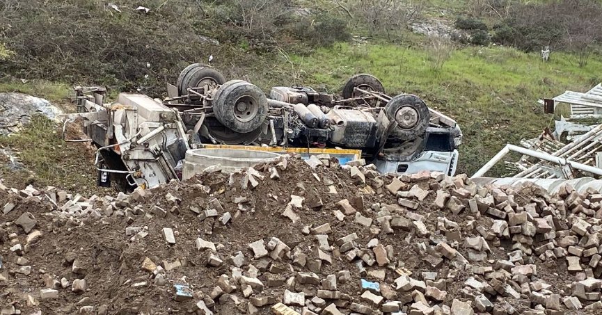 Çöp toplama aracı takla attı: 2 yaralı