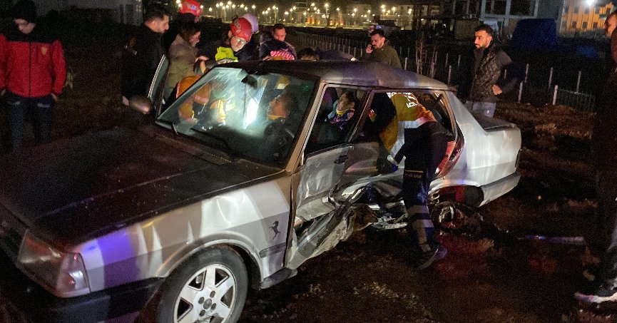 Evinin kapısını açtığı depremzedelerin kullandığı otomobille çarpıştı