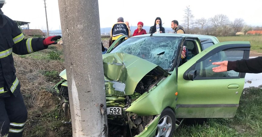 Otomobil beton elektrik direğine çarptı, 4 kişilik aile yaralandı