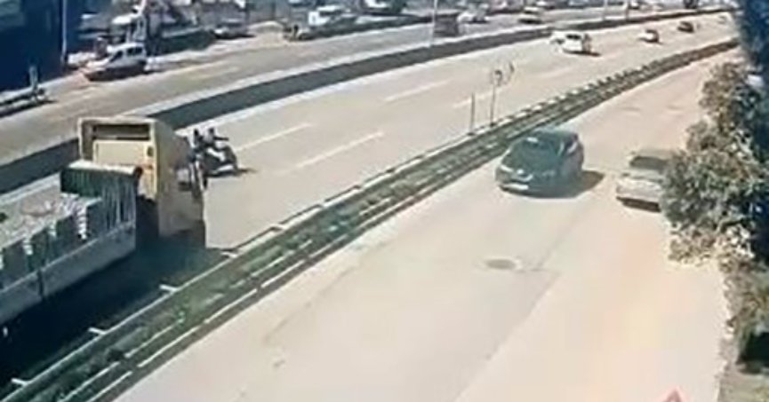 Motosikletin tırın altına girmesi kamerada