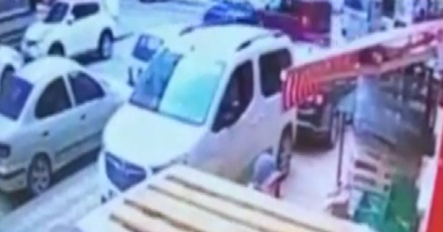 Otomobil ile ticari araç çarpıştı, kaza anı kameraya yansıdı