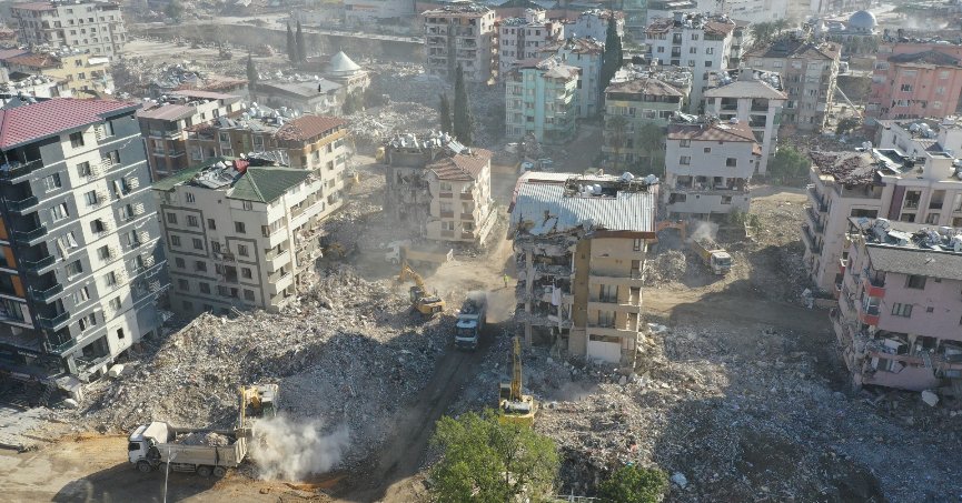 Büyükşehir Hatay’da enkaz kaldırma çalışmalarına devam ediyor