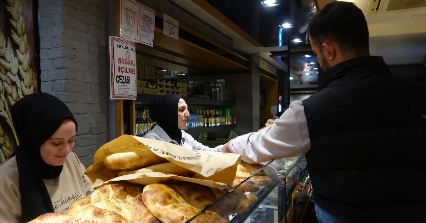 Kocaeli’de ilk iftar gününde pide kuyruğu