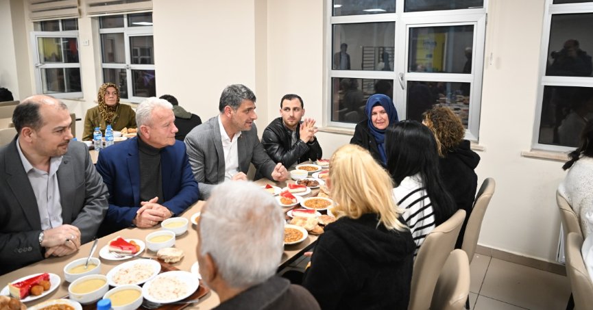 KOCAMAN İLK İFTARI DEPREM MİSAFİRLERİYLE YAPTI