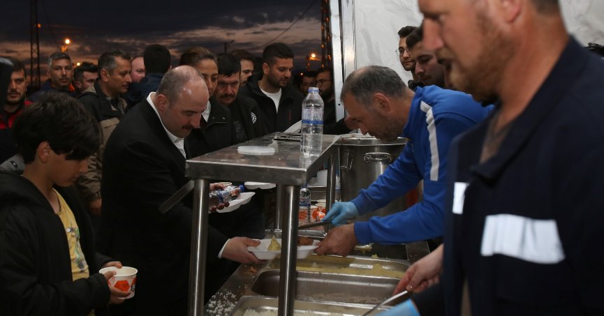 Bakan Varank, Kocaeli çadır kentte orucunu açtı