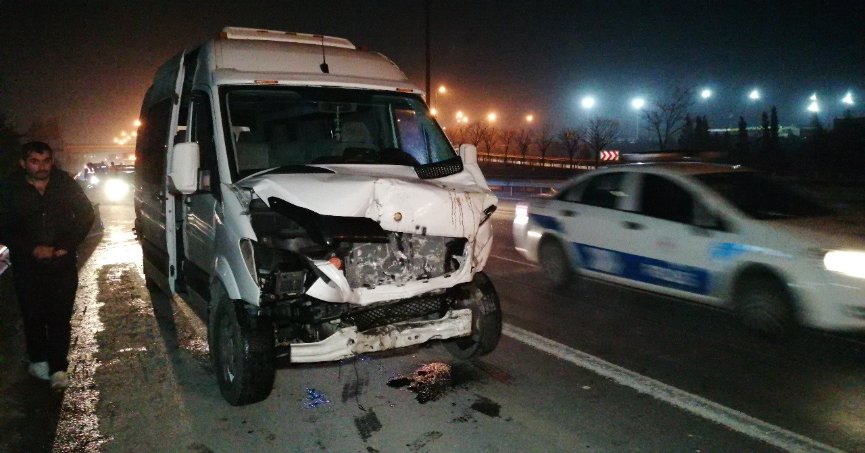 TEM’in orta şeridinde terk edilen otomobil kazaya sebep oldu: 4 yaralı