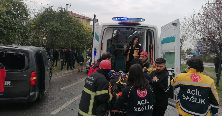 Ters yöne U dönüşü kazayı getirdi: 1'i ağır 4 yaralı