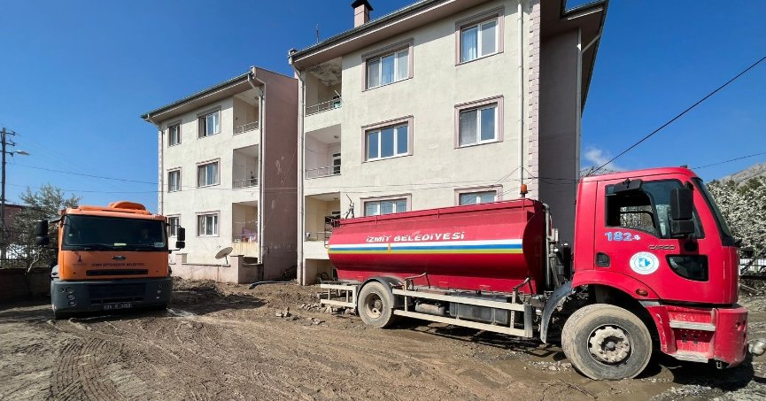 Selden etkilenen polis lojmanları, İzmit Belediyesi ekiplerince temizleniyor