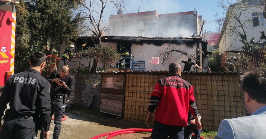 Gecekonduda korkutan yangın