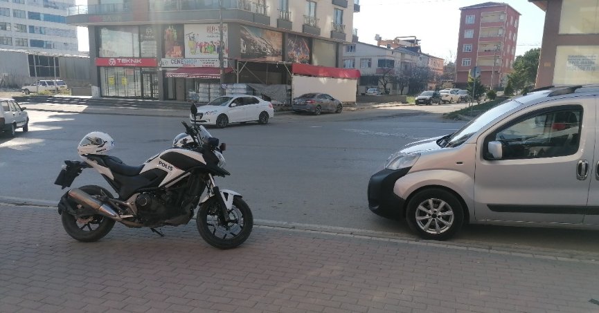 Kız kardeşlerine küfür edildiği iddiasıyla okul çıkışı 2 kişiyi bıçakladılar