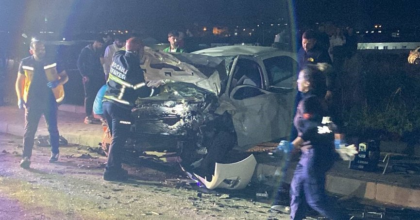 Kocaeli’de iki otomobil kafa kafaya çarpıştı: 5 yaralı