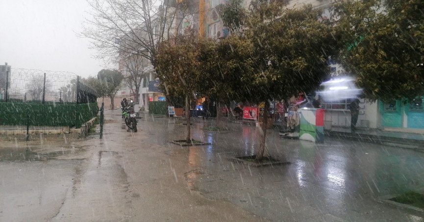 Yüksek kesimlerin ardından kent merkezlerinde de kar yağışı başladı