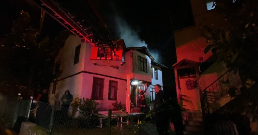 Ahşap binanın bacasında çıkan yangın korkuttu