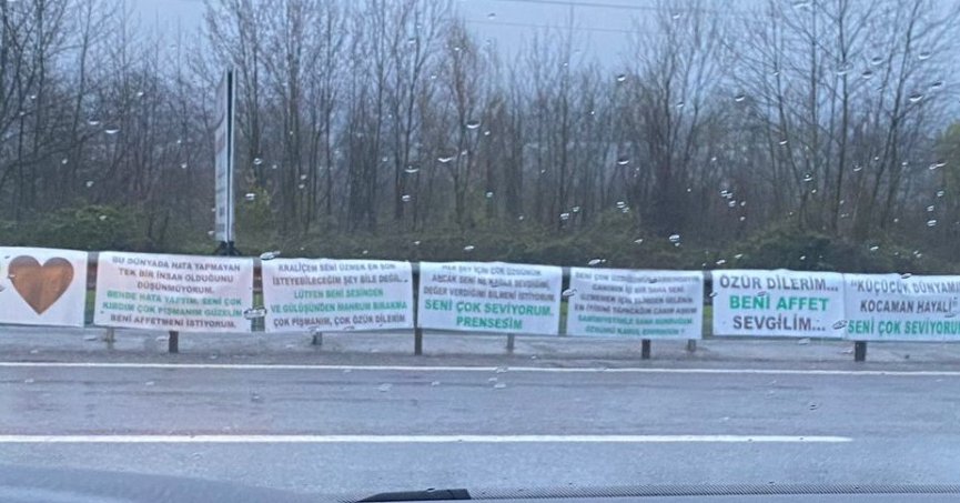 Kendini affettirmek için yolu pankartlarla donattı