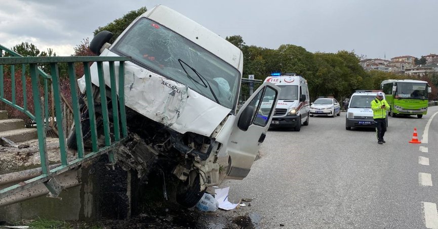 Kontrolden çıkan panelvan üst geçide çarparak durabildi: 2 yaralı