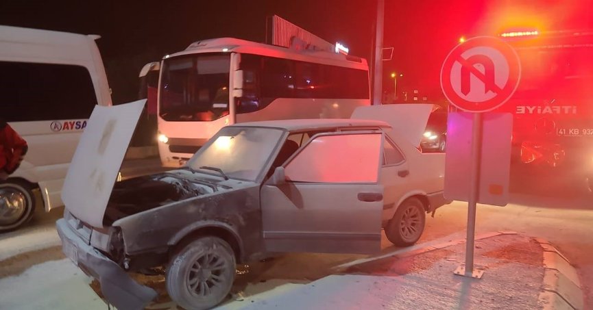 Seyir halindeki aracın motor kısmında yangın çıktı