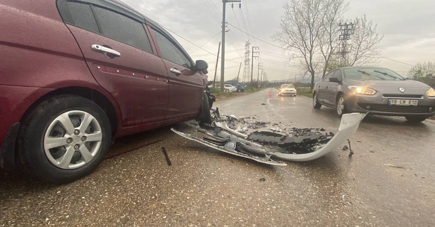 Keskin virajda kafa kafaya çarpıştılar: 5 yaralı