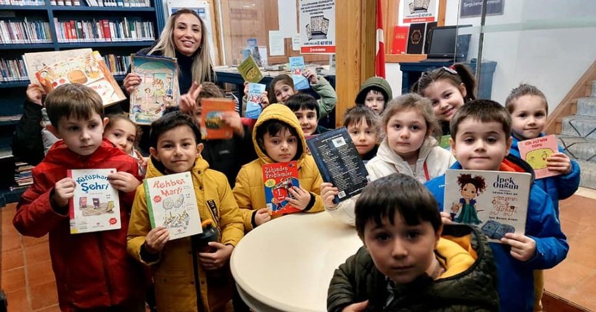 Minik öğrencilerin kütüphane heyecanı