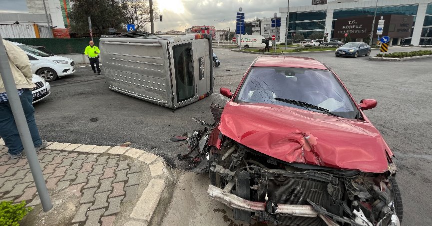 Otomobil ile çarpışan minibüs yan yattı: 1 yaralı