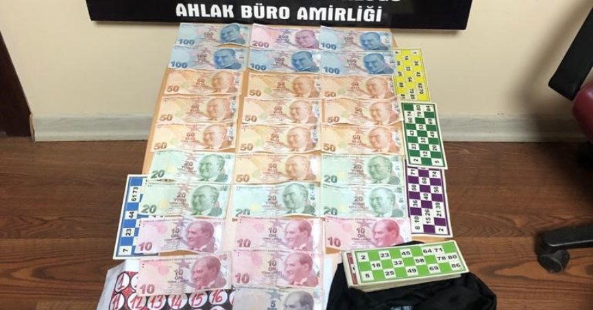 İş yerinde kumar oynatırken yakalandı, toplanan bin 365 TL’ye el konuldu