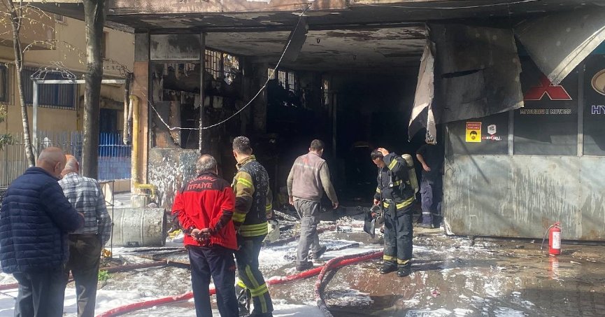 Oto tamir dükkanı alevlere teslim oldu, yangın binaya da sıçradı