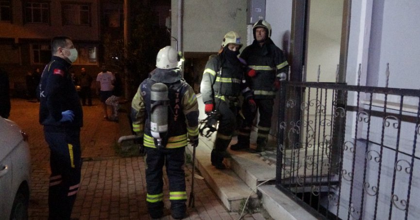 Elektrik panosundan çıkan yangın mahalleliyi sokağa döktü