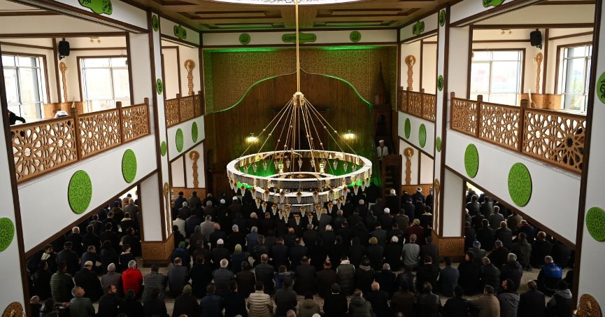 Büyükşehir’in katkılarıyla tamamlanan Kartepe İstasyon Camii ibadete açıldı