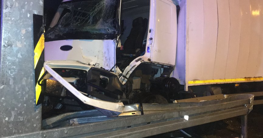 Yol ayrımı tabelasına çarpan tırın sürücüsü yaralandı