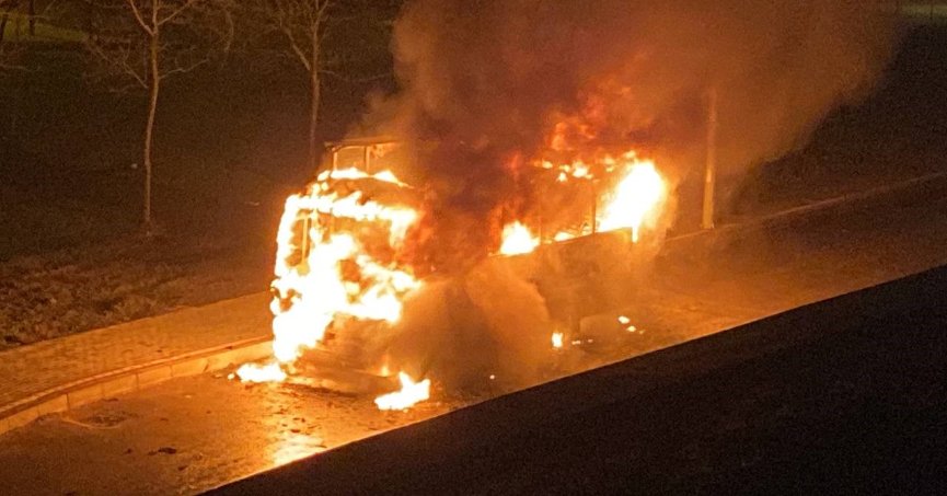 İşçi servisi alev alev yandı, facianın eşiğinden dönüldü
