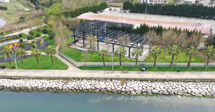 Başiskele Belediyesi Sahile Sosyal Tesis Yapıyor