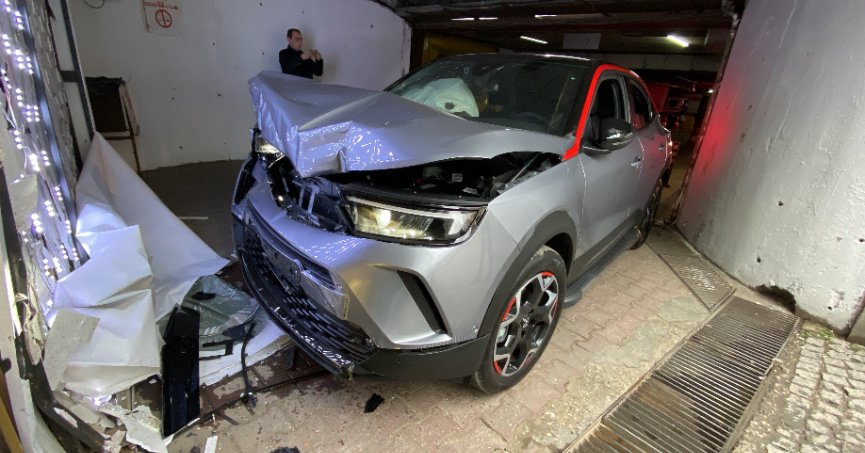 Bir gün önce satın aldığı engelli aracıyla kaza yaptı, o anlar kamerada