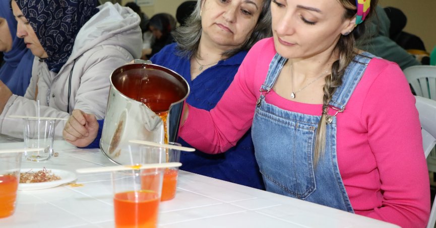 Anne Şehir’den kokulu mum yapımı