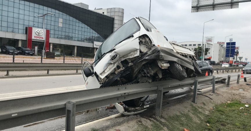 Kontrolden çıkan kamyonet bariyerlere çarparak durabildi