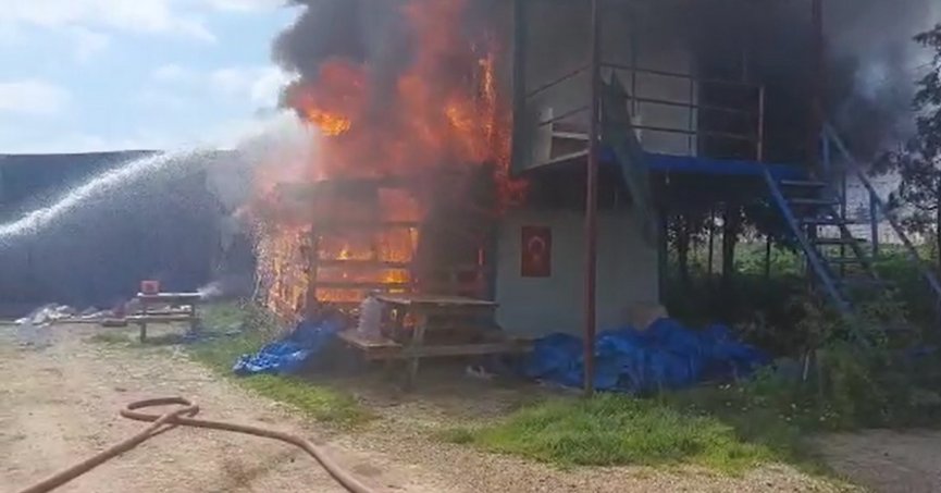 İşçilerin kaldığı konteyner alevlere teslim oldu