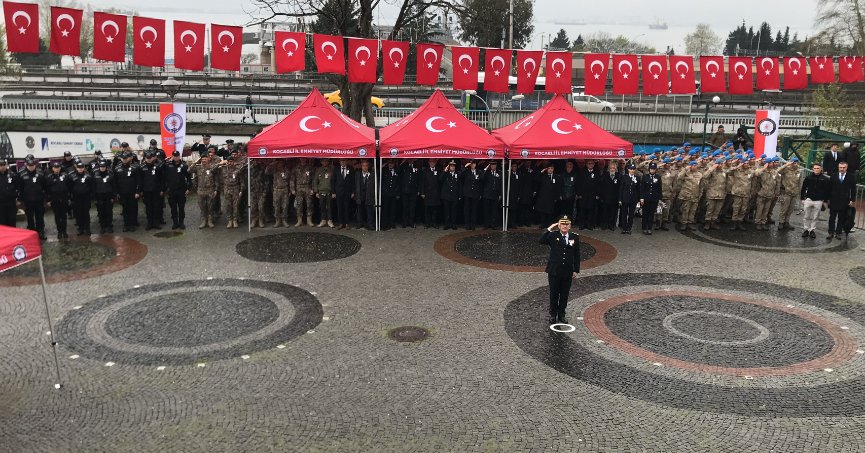 Yağmur altında Polis Günü kutlaması