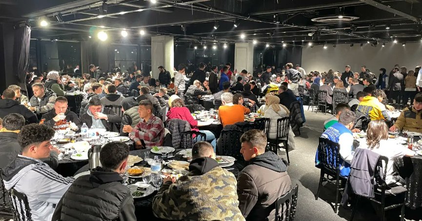 BAŞKAN ÖZLÜ YAKLAŞIK 1000 GENÇ İLE SAHUR YAPTI