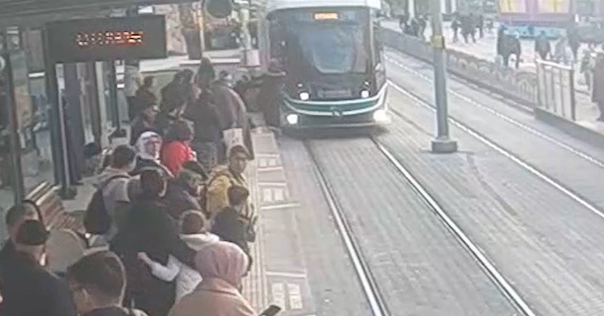 Yürekler ağza geldi: Yolcu, tramvayın altında kalmaktan son anda böyle kurtuldu