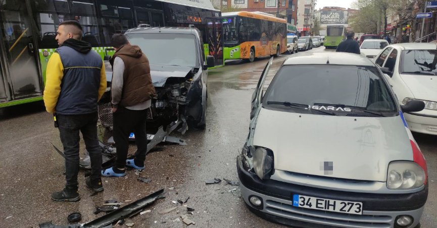 Hafif ticari araç ile otomobil çarpıştı: 1 yaralı
