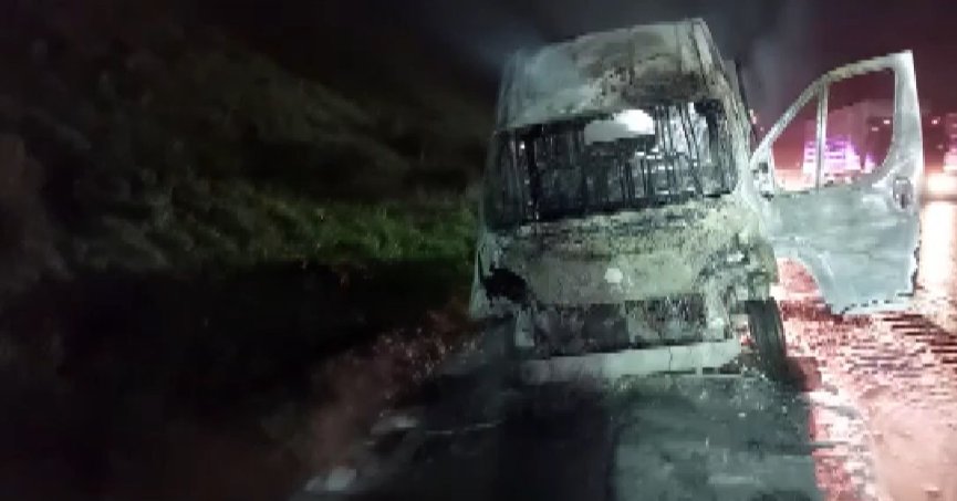 Kuzey Marmara Otoyolu'nda araç yangını: Minibüs küle döndü