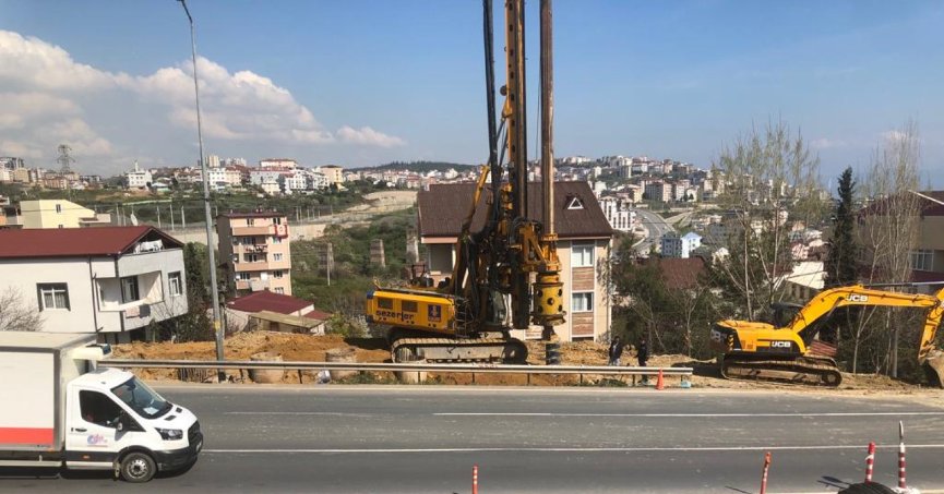 Feribot yolu üstgeçidinde kazıklar çakılmaya başlandı