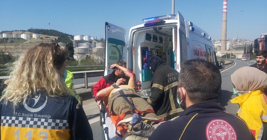 Tıra çarpan kamyonetin sürücüsü araçta sıkıştı, TEM otoyolu kapandı