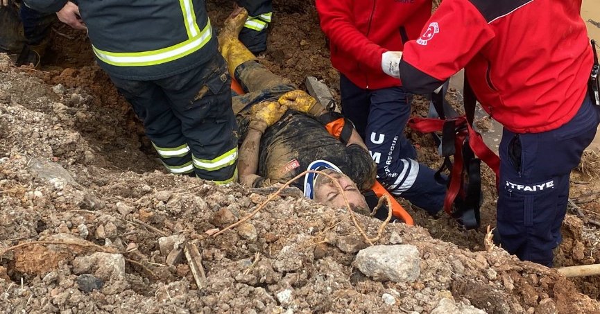 Toprağın altında kalan işçi için zamanla yarış