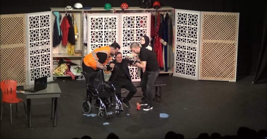Bu tiyatroda yalnızca sağlık çalışanları rol alıyor